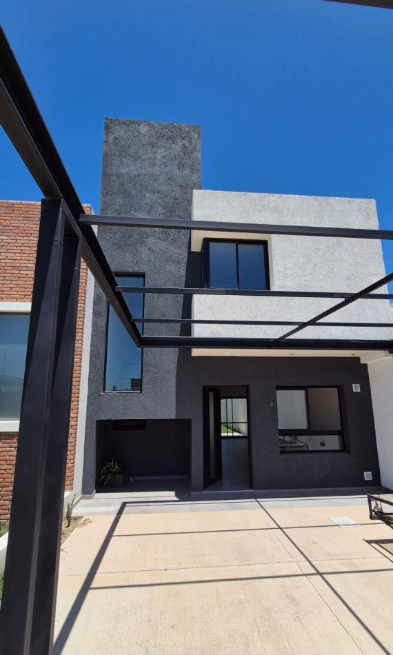 Hermoso Duplex De 3 Dormitorios En Docta! Amplio Y Luminoso A Mtrs. De Espacio Verde!!