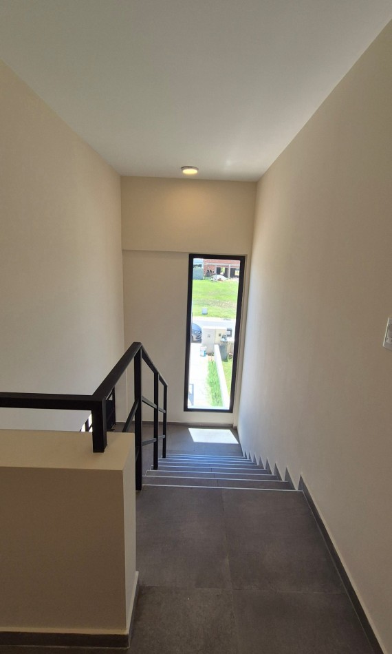 Hermoso Duplex De 3 Dormitorios En Docta! Amplio Y Luminoso A Mtrs. De Espacio Verde!!