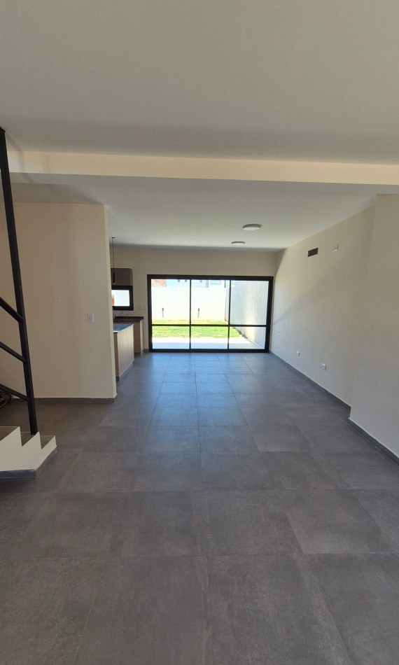 Hermoso Duplex De 3 Dormitorios En Docta! Amplio Y Luminoso A Mtrs. De Espacio Verde!!