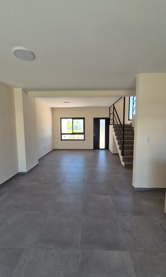 Hermoso Duplex De 3 Dormitorios En Docta! Amplio Y Luminoso A Mtrs. De Espacio Verde!!