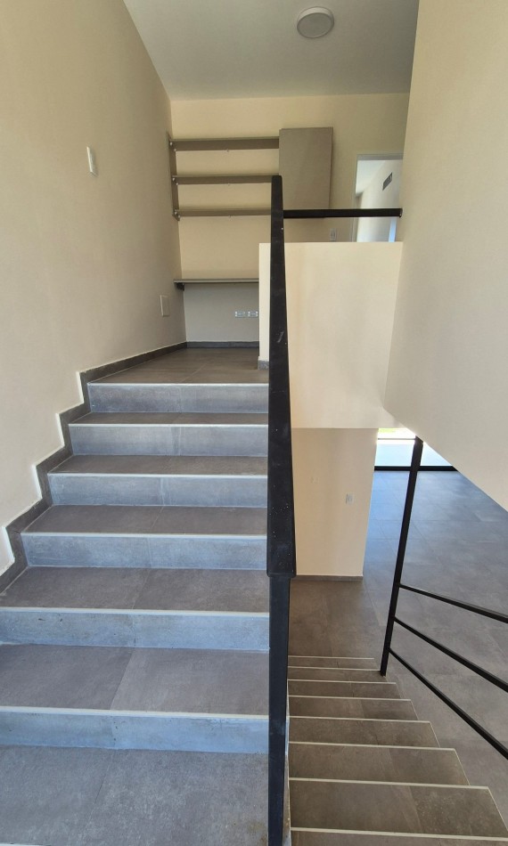 Hermoso Duplex De 3 Dormitorios En Docta! Amplio Y Luminoso A Mtrs. De Espacio Verde!!