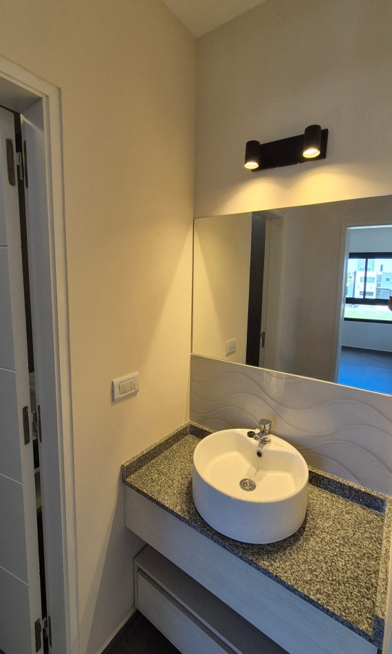 Hermoso Duplex De 3 Dormitorios En Docta! Amplio Y Luminoso A Mtrs. De Espacio Verde!!