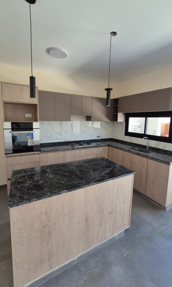 Hermoso Duplex De 3 Dormitorios En Docta! Amplio Y Luminoso A Mtrs. De Espacio Verde!!