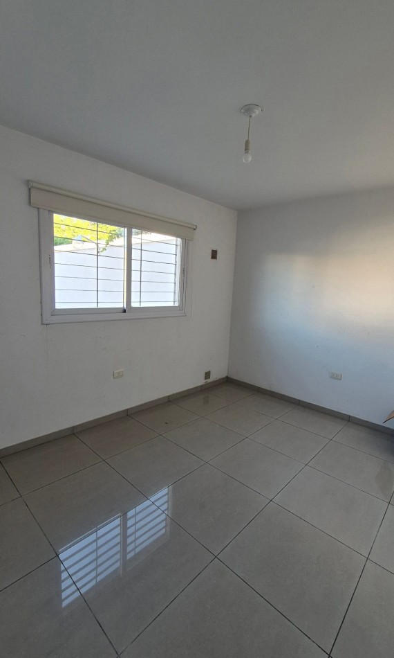 Venta! Casa De 4 Dormitorios Barrio Nuevo Poeta ! Apto Credito!