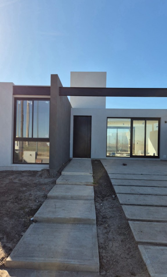 Hermosa Casa De 2 Dormitorios a la Venta con gran Patio! Docta Urbanizacion!