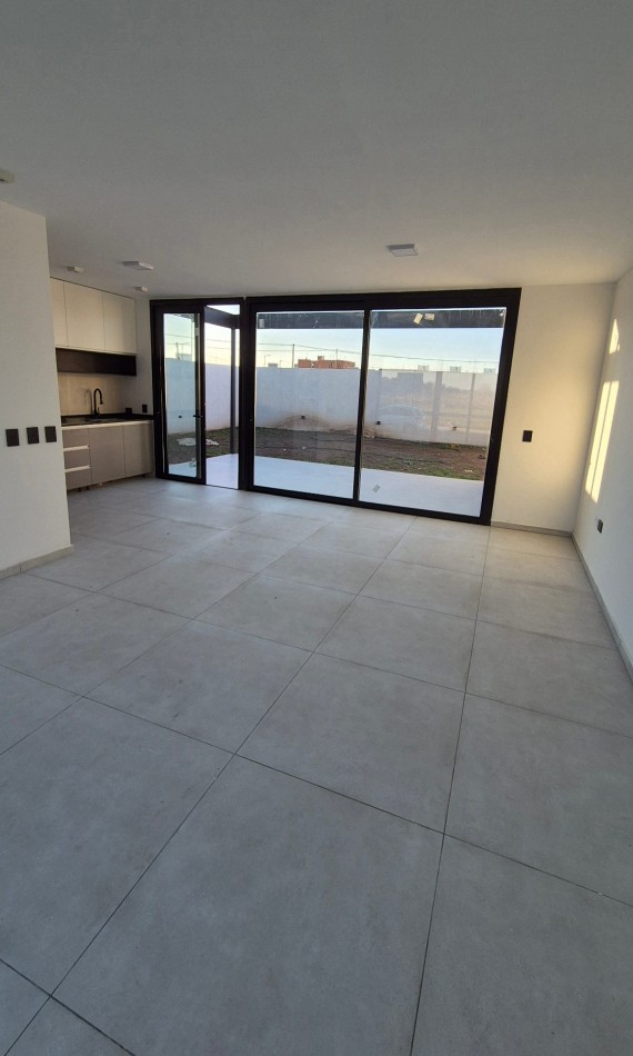 Hermosa Casa De 2 Dormitorios a la Venta con gran Patio! Docta Urbanizacion!