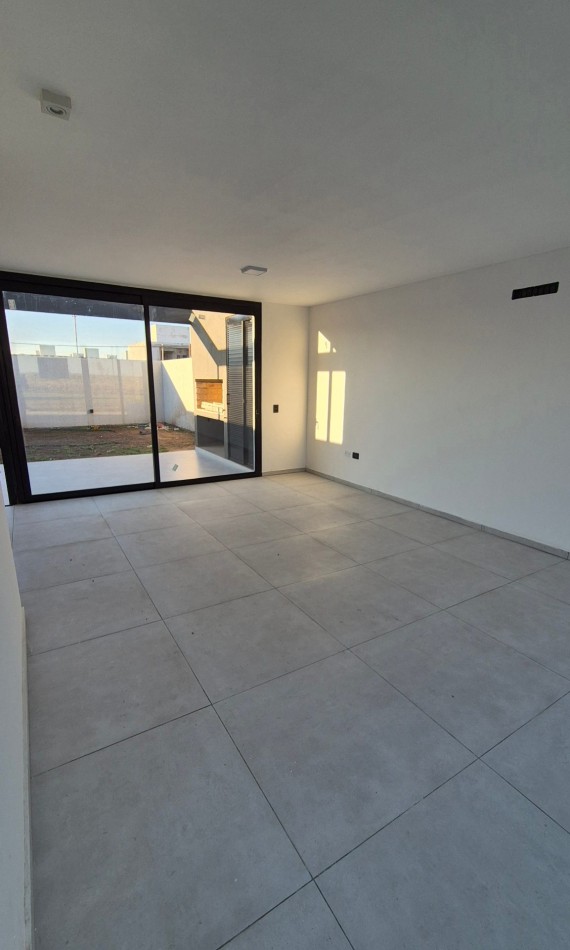 Hermosa Casa De 2 Dormitorios a la Venta con gran Patio! Docta Urbanizacion!