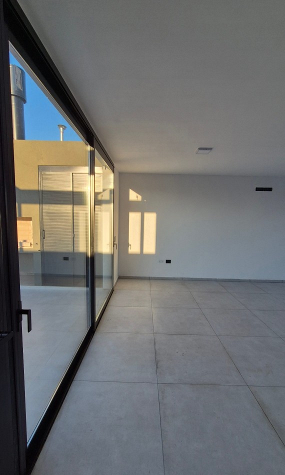 Hermosa Casa De 2 Dormitorios a la Venta con gran Patio! Docta Urbanizacion!