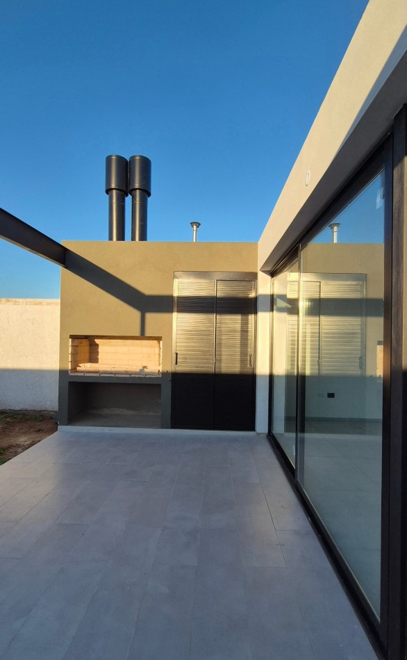 Hermosa Casa De 2 Dormitorios a la Venta con gran Patio! Docta Urbanizacion!