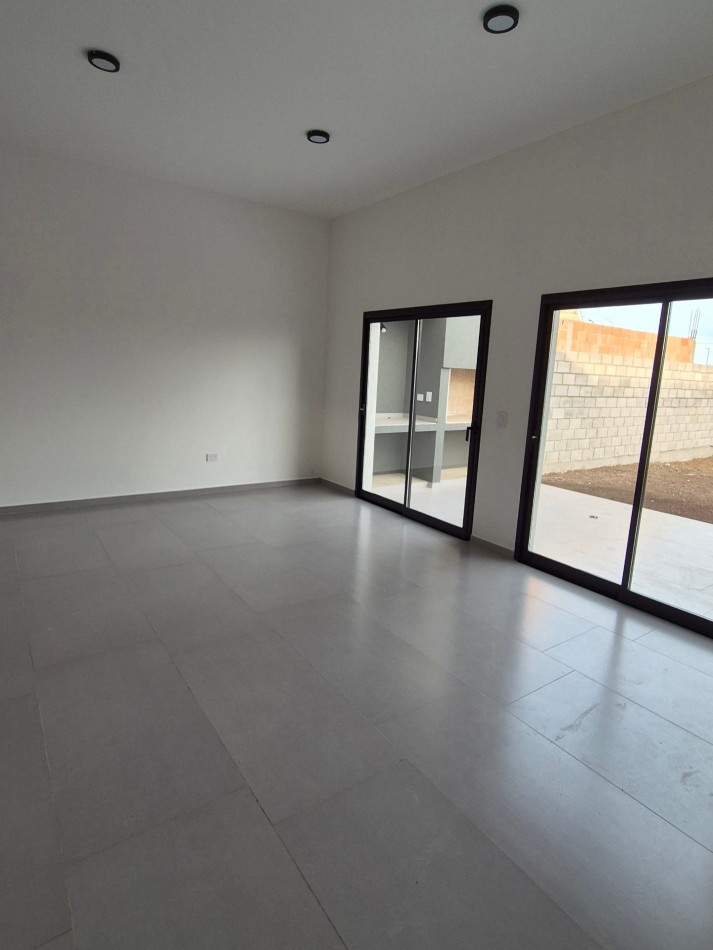 Nobu Town! Pegado a Docta Venta Casa De 3 Dormitorios ! 