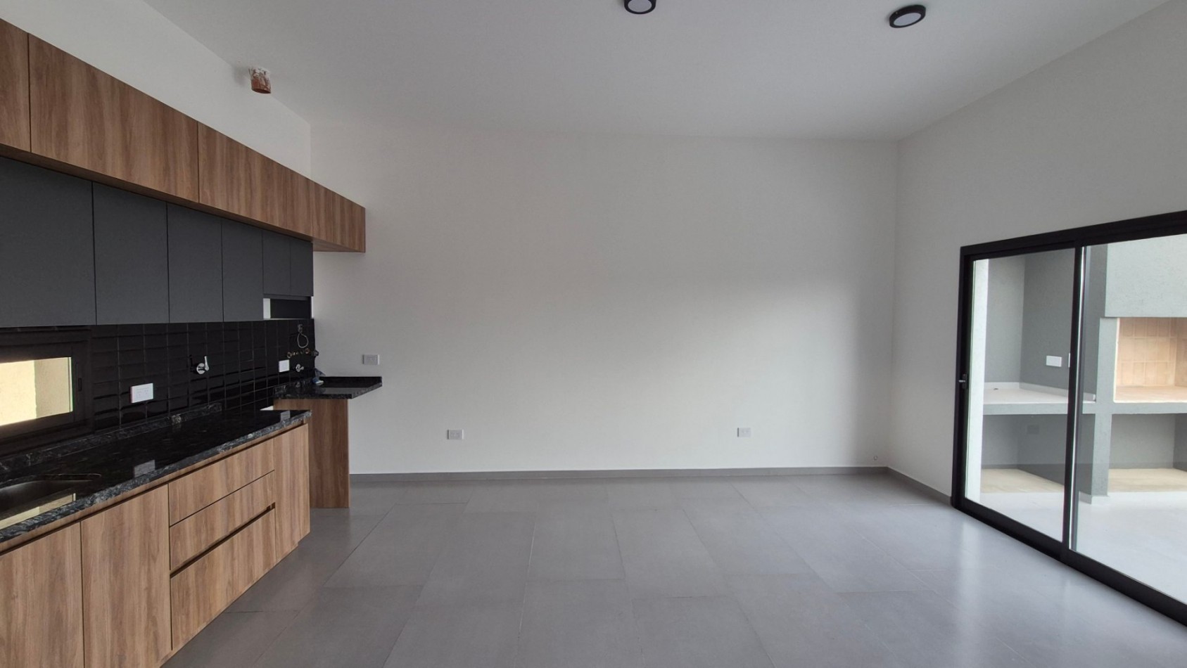 Nobu Town! Pegado a Docta Venta Casa De 3 Dormitorios ! 