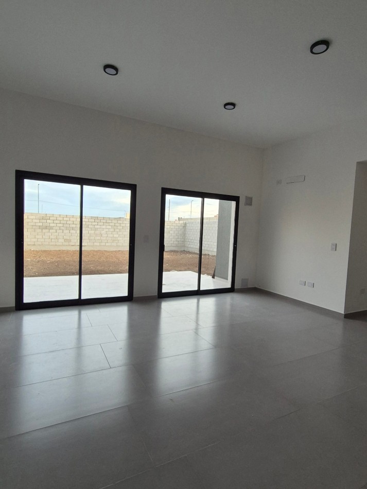 Nobu Town! Pegado a Docta Venta Casa De 3 Dormitorios ! 