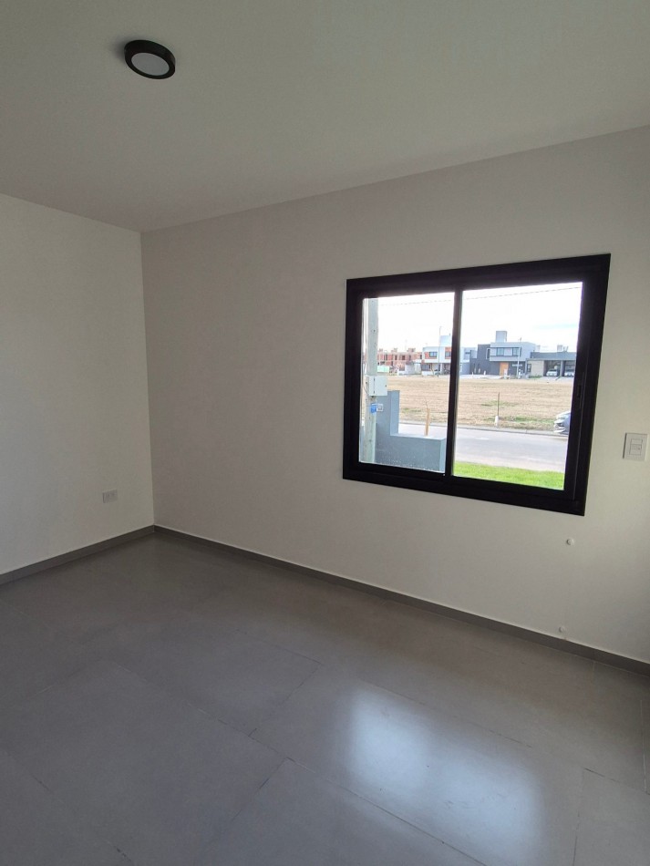 Nobu Town! Pegado a Docta Venta Casa De 3 Dormitorios ! 