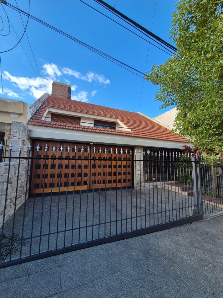 Oportunidad!! Venta ! Importante Casa De 4 Dormitorios Barrio Maipu 2 Seccion!