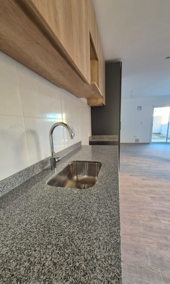 Venta Duplex De 2 Dormitorios Con Patio De Luz Amplio! Docta Urbanizacion!