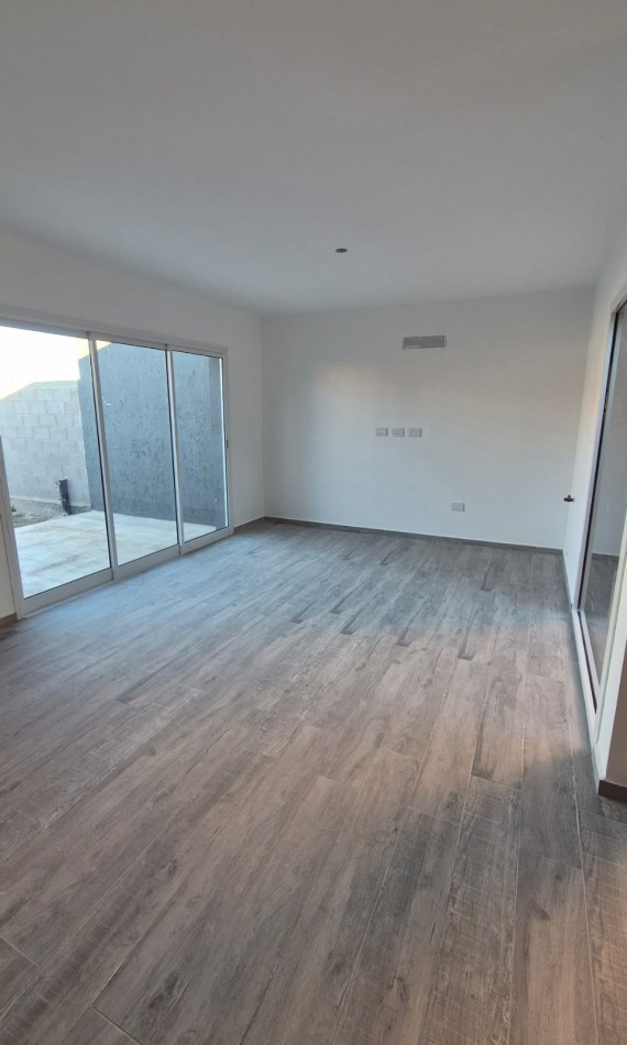 Venta Duplex De 2 Dormitorios Con Patio De Luz Amplio! Docta Urbanizacion!