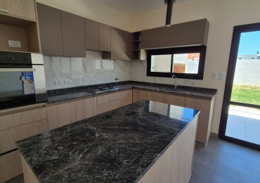 Hermoso Duplex De 3 Dormitorios En Docta! Amplio Y Luminoso A Mtrs. De Espacio Verde!!